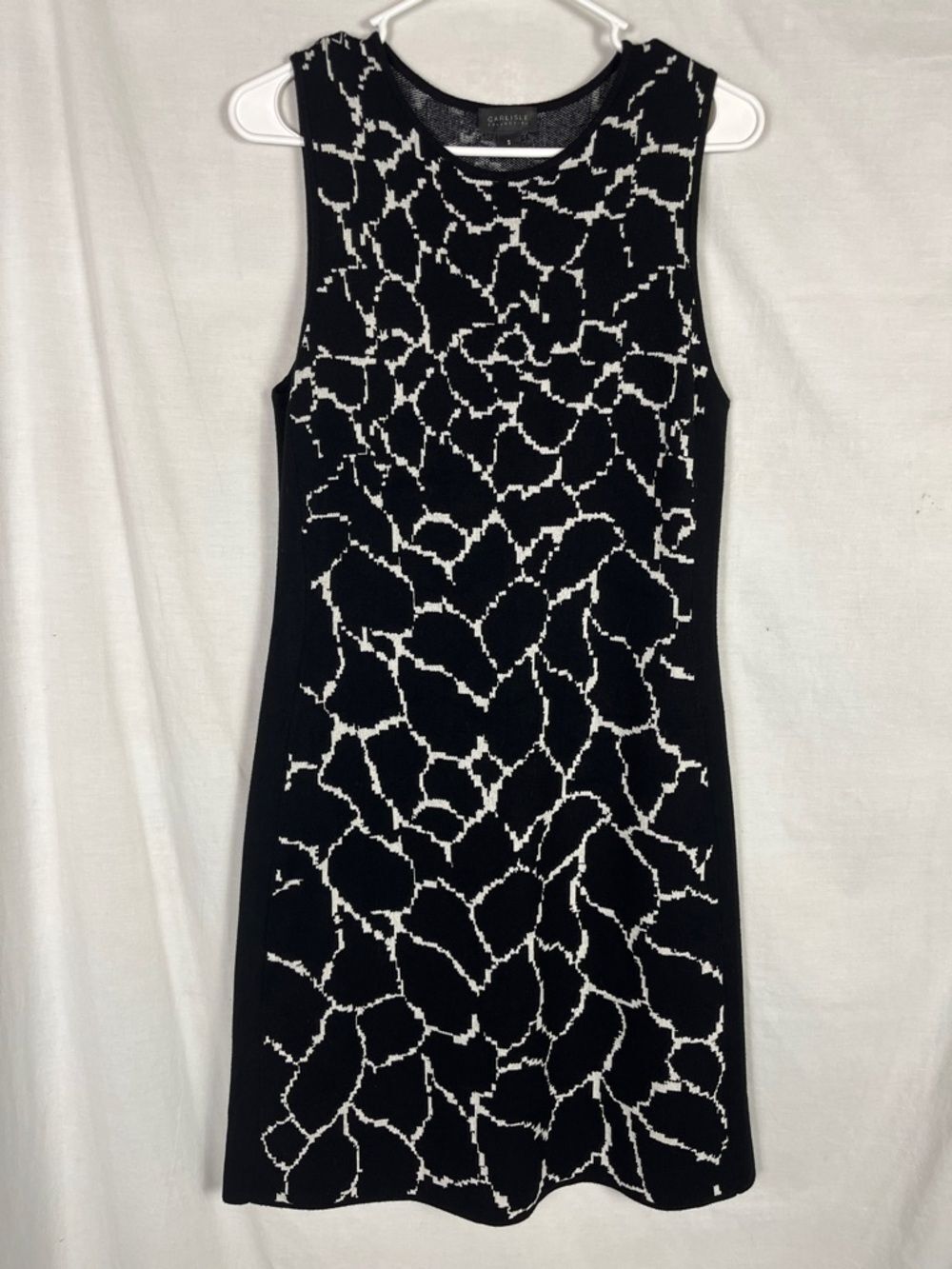 Carlisle Collection Black and White Abstract Sleeveless Knit Sweater Dress